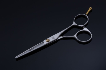 Mitzaki-Santay500 in 5.0 Zoll, ergonomische formgebung, Japanstahl mit feinem Hohlschliff, beide Schneiden hochglanzpoliert im DGT Verfahren, abschraubbarer Fingerhaken, Lieferung mit Einstellschlüssel und Scherenetui